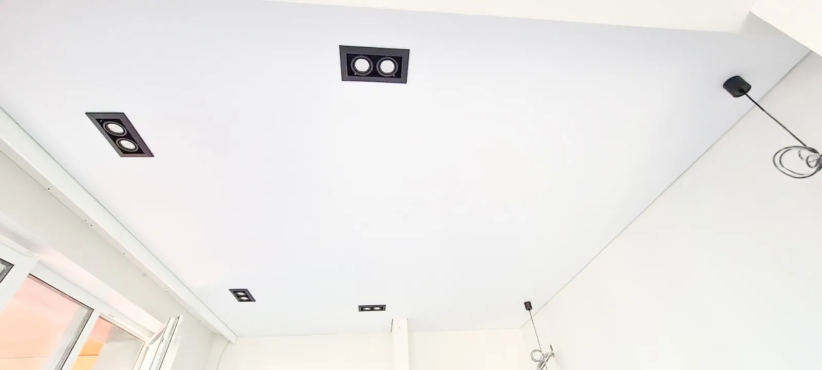Белые натяжные потолки